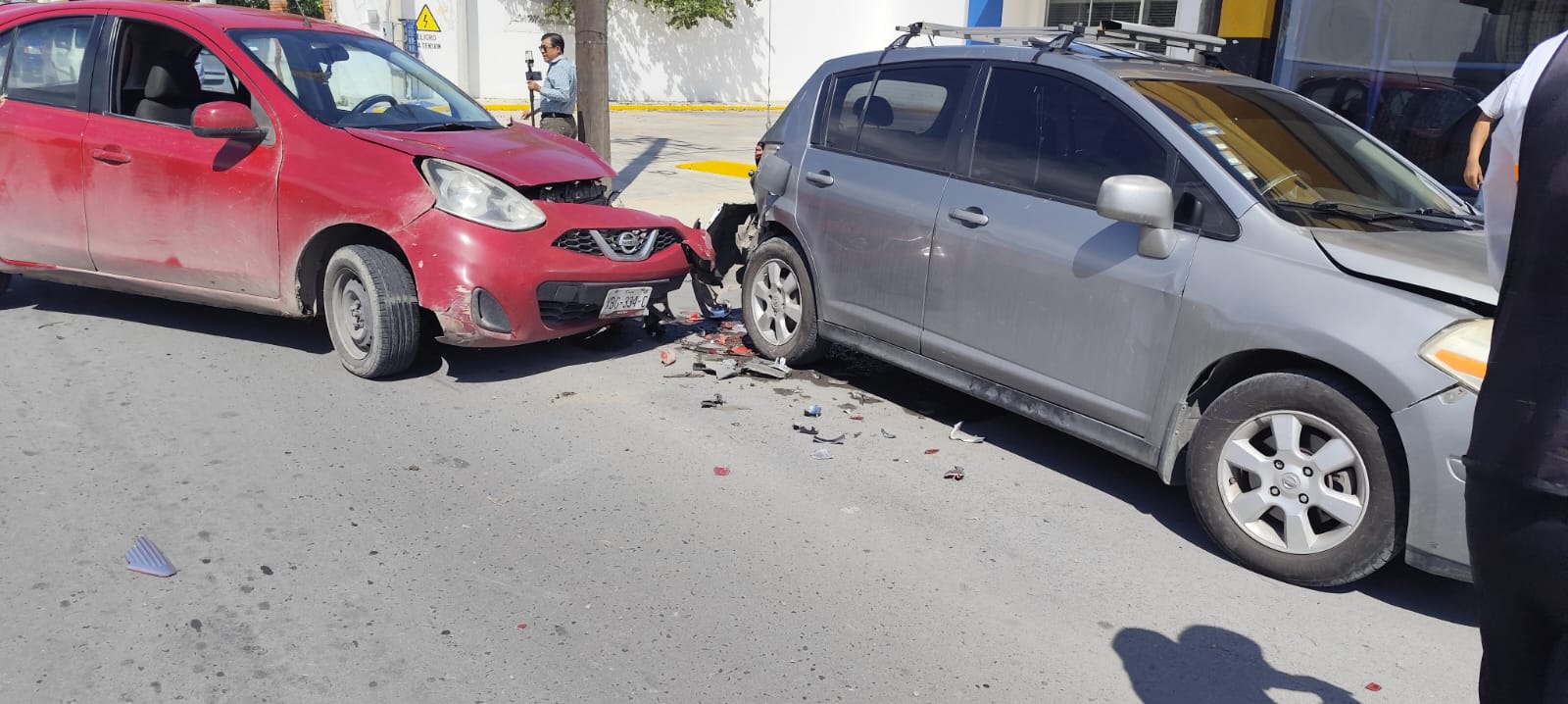 Choque múltiple en Carrera Torres: Nissan March impacta tres autos tras presunto cerrón