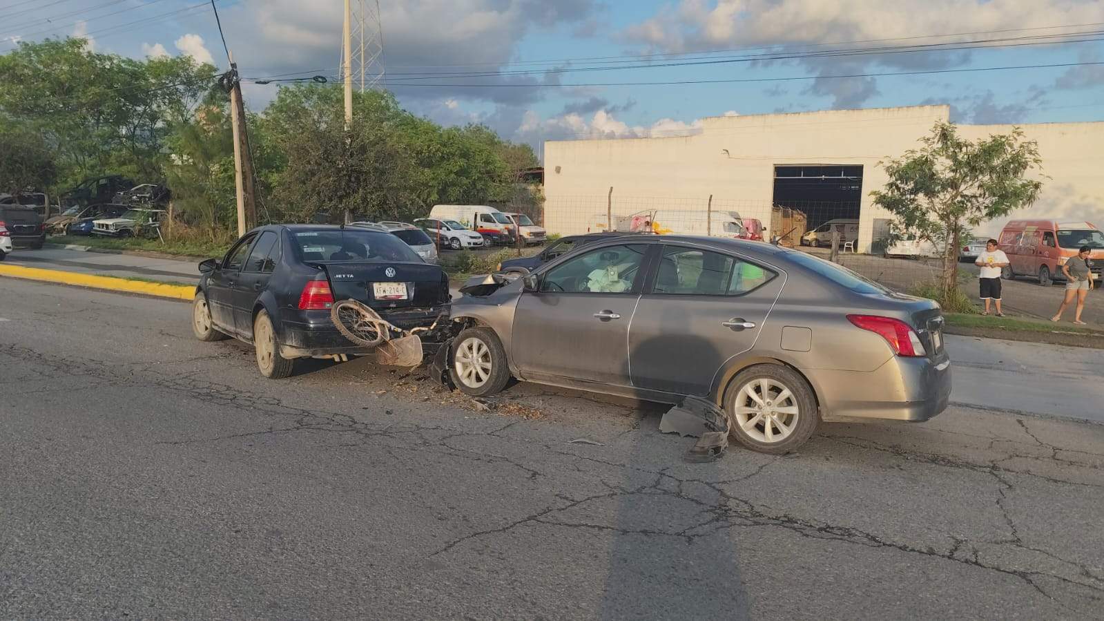 Choque por alcance genera daños materiales en carretera a Matamoros