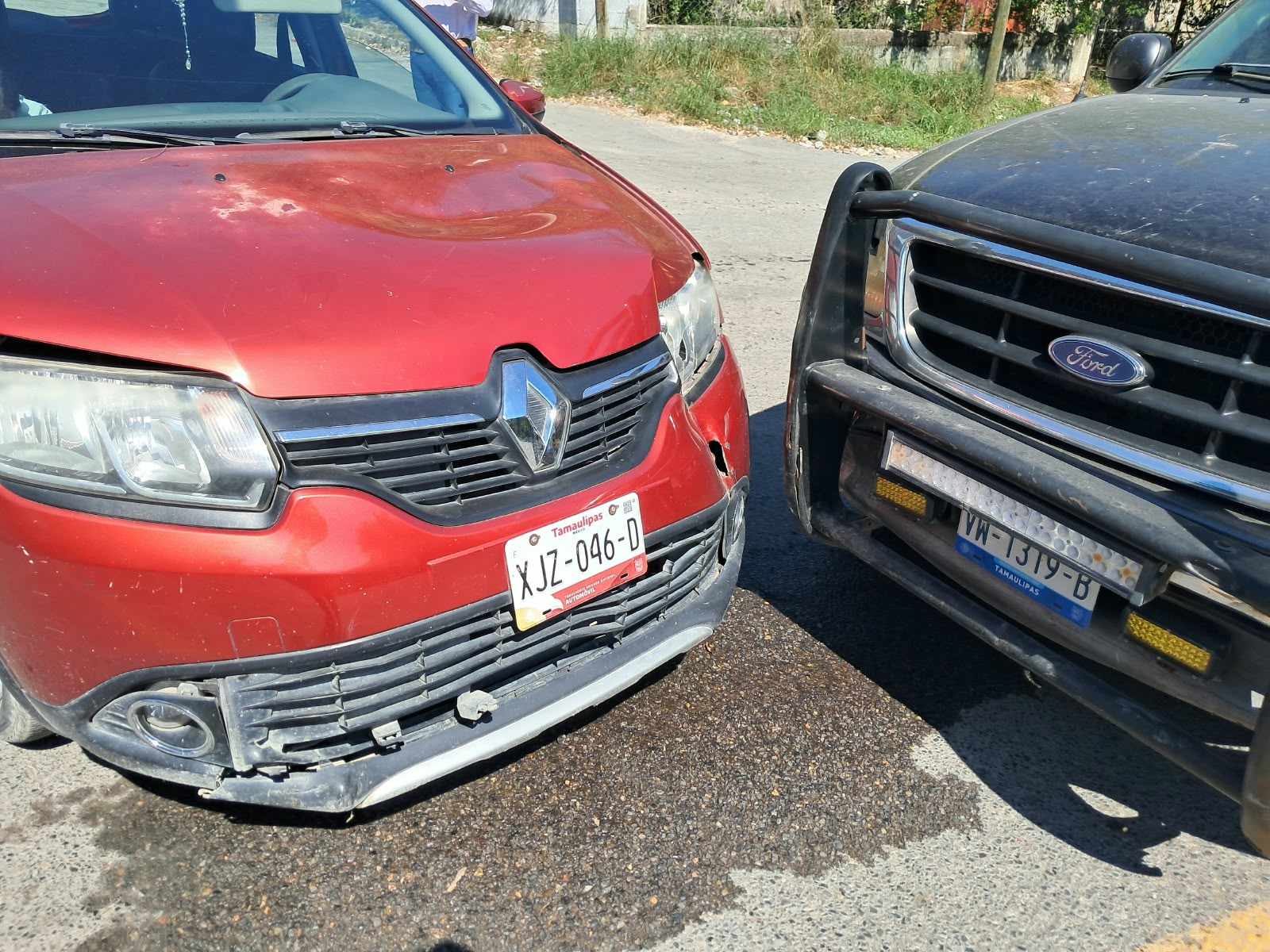Percance vial en Victoria entre Renault y Ford: solo daños materiales