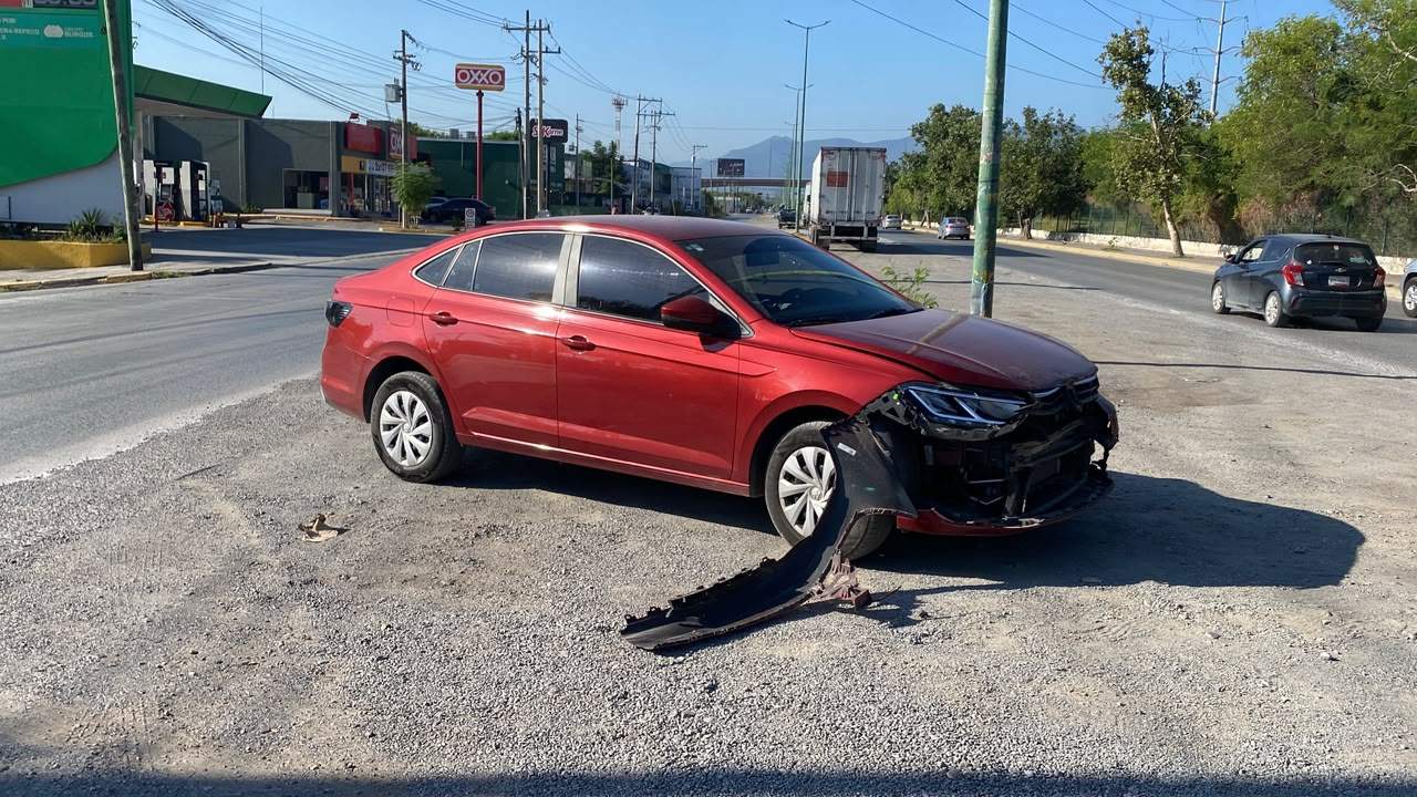 Choque entre Volkswagen Virtus y microbús de la ruta 12 en el Eje Vial Lázaro Cárdenas