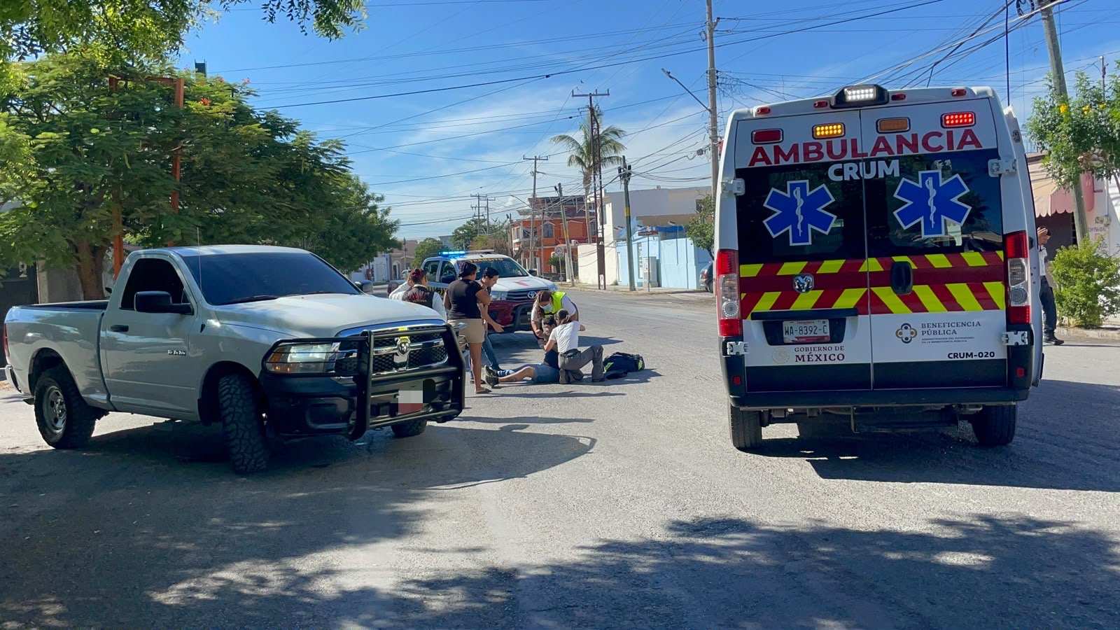 Camioneta arrolla a ciclista en pleno crucero y lo deja tirado en el asfalto