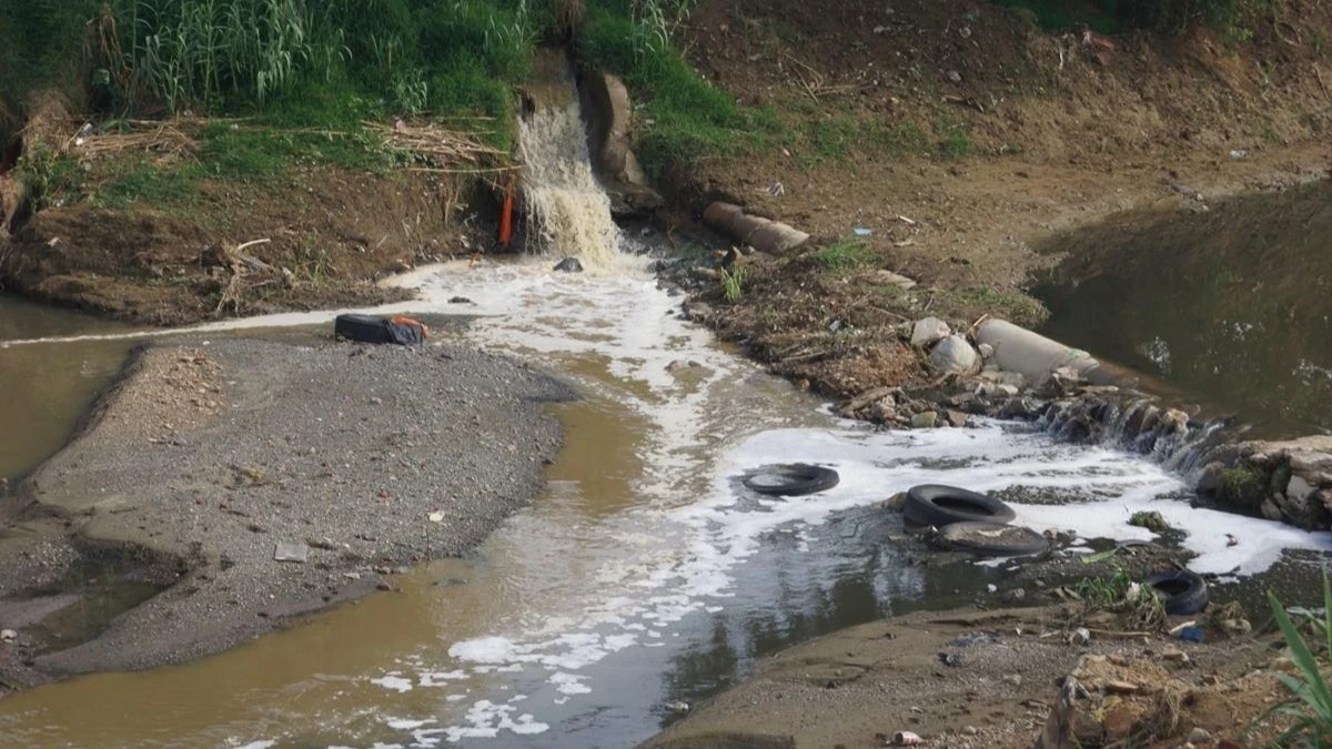 COMAPA atiende derrame de aguas residuales en el río San Marcos de Victoria