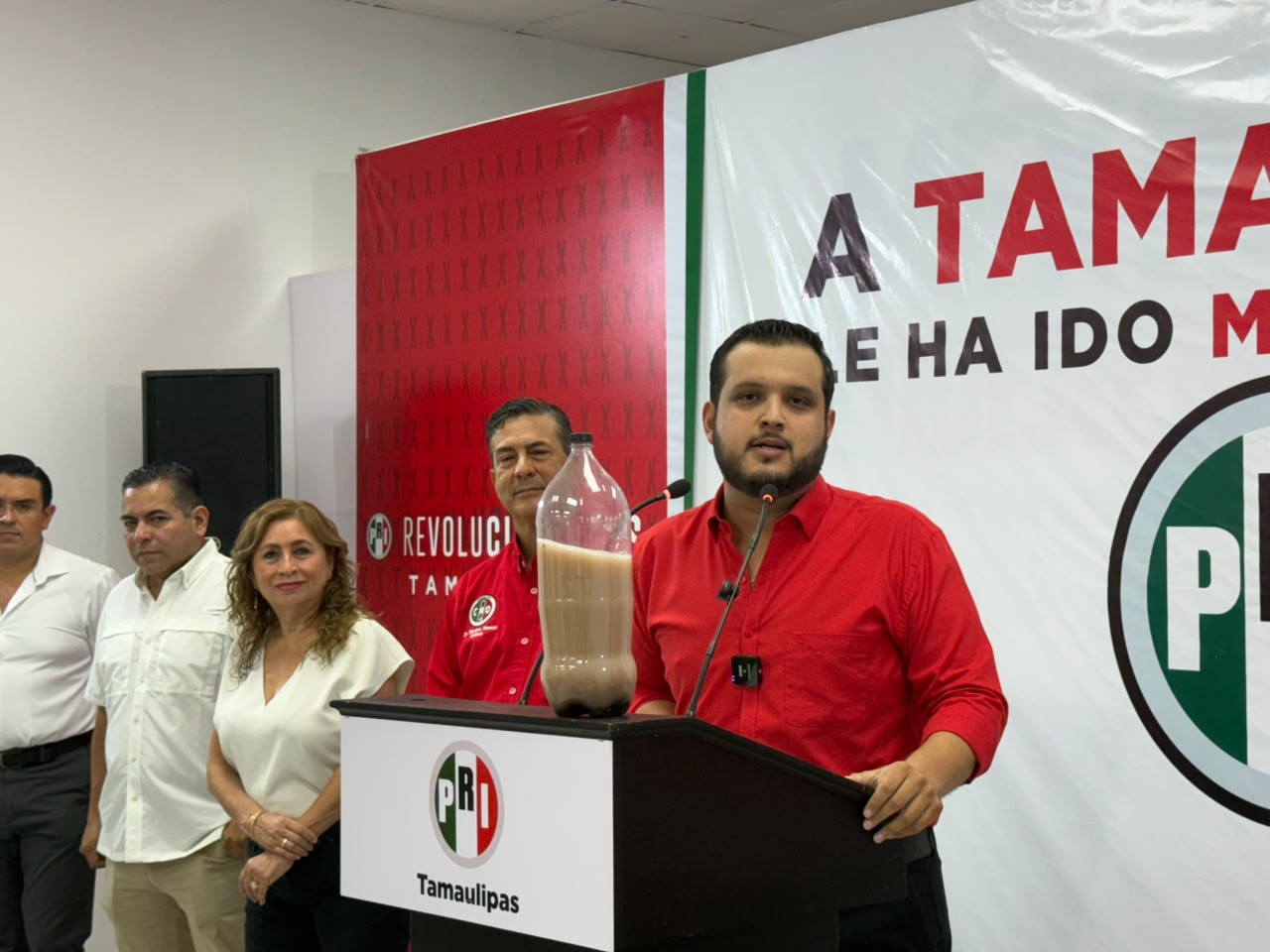 Líder del PRI muestra botella de agua turbia: así llega el servicio a Río Bravo