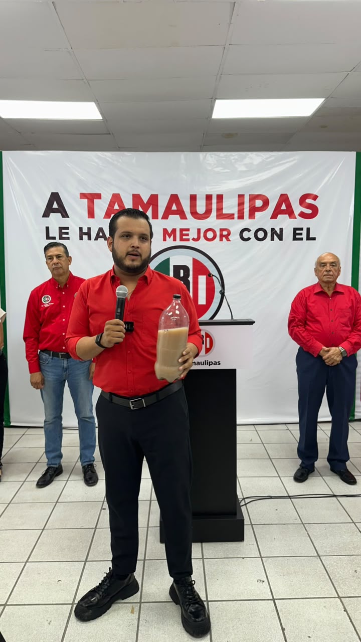 Líder del PRI muestra botella de agua turbia: así llega el servicio a Río Bravo