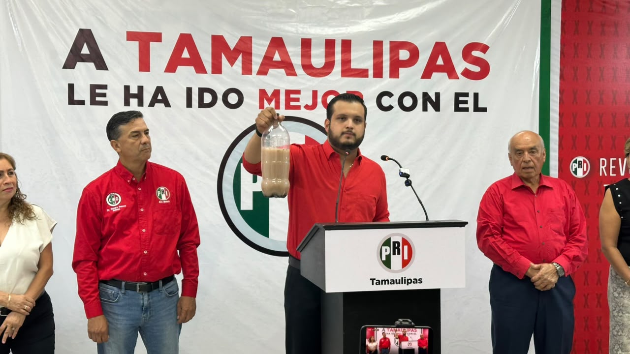 Líder del PRI muestra botella de agua turbia: así llega el servicio a Río Bravo