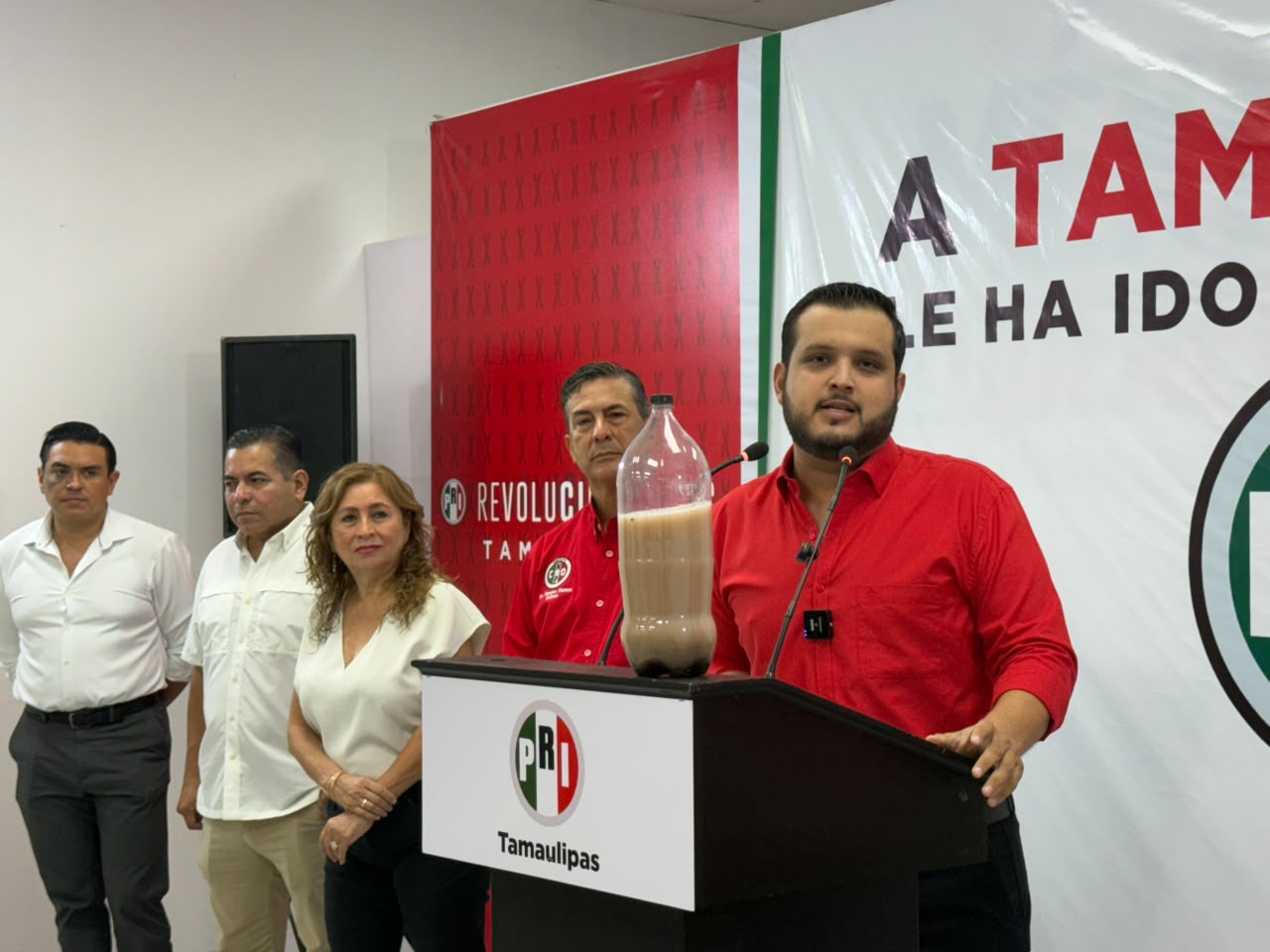 Líder del PRI muestra botella de agua turbia: así llega el servicio a Río Bravo