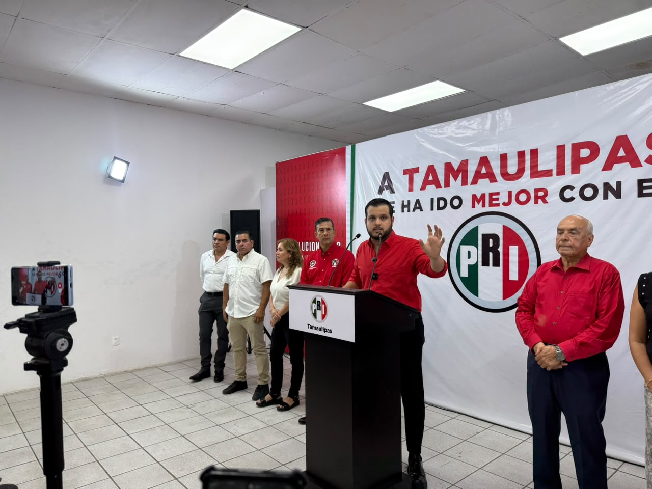 Líder del PRI muestra botella de agua turbia: así llega el servicio a Río Bravo
