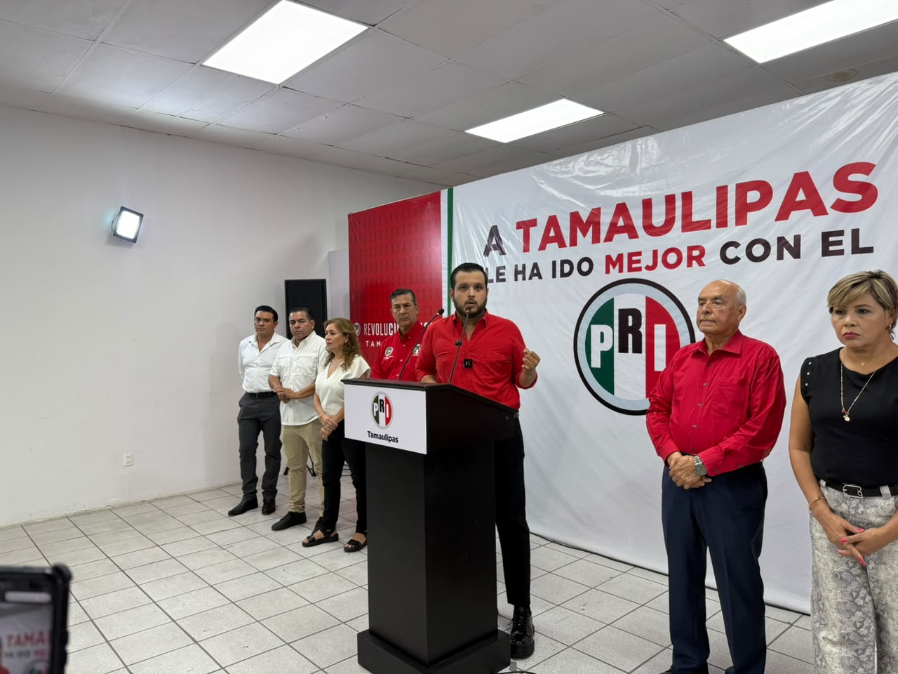 Líder del PRI muestra botella de agua turbia: así llega el servicio a Río Bravo
