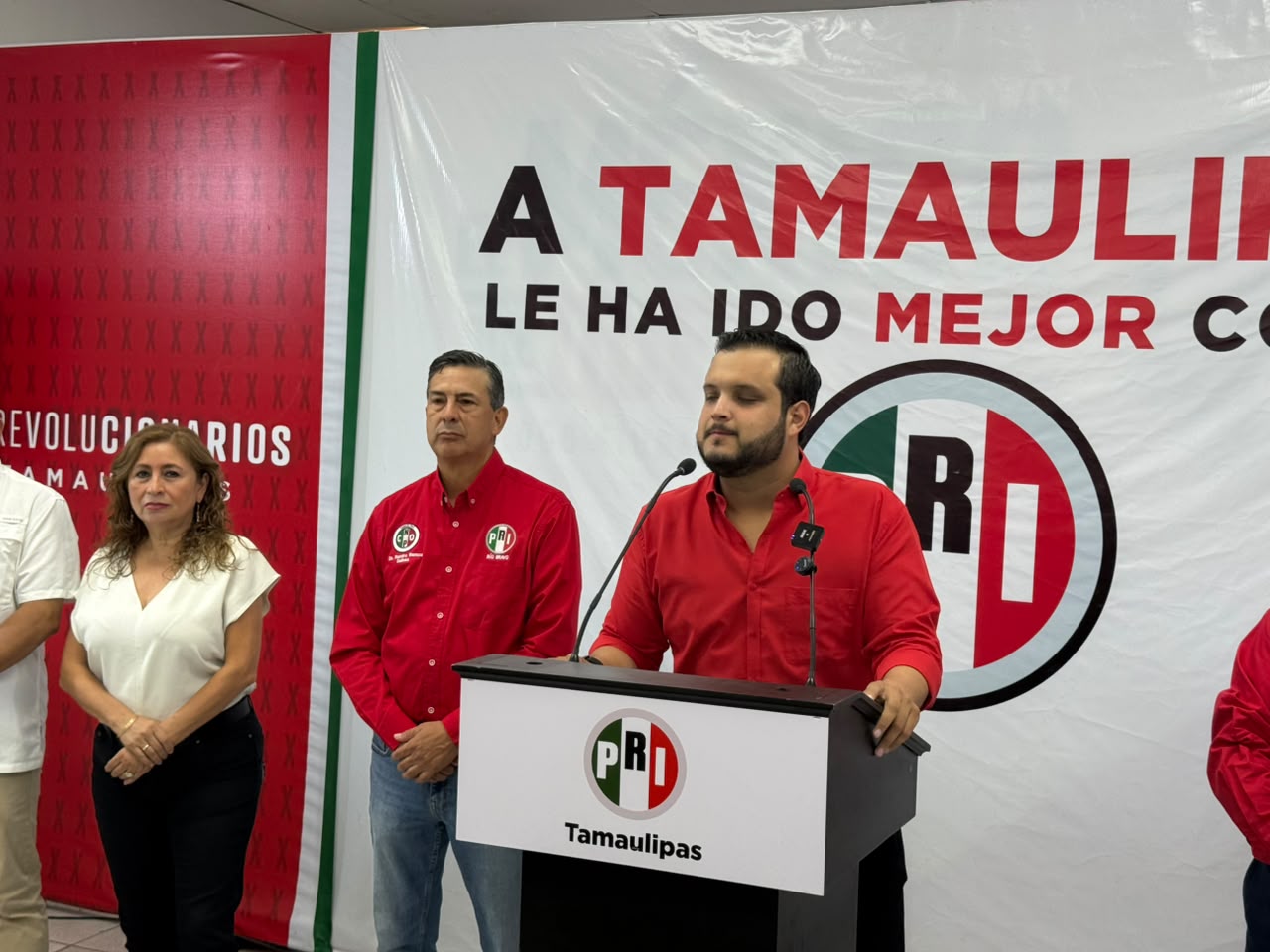 Líder del PRI muestra botella de agua turbia: así llega el servicio a Río Bravo