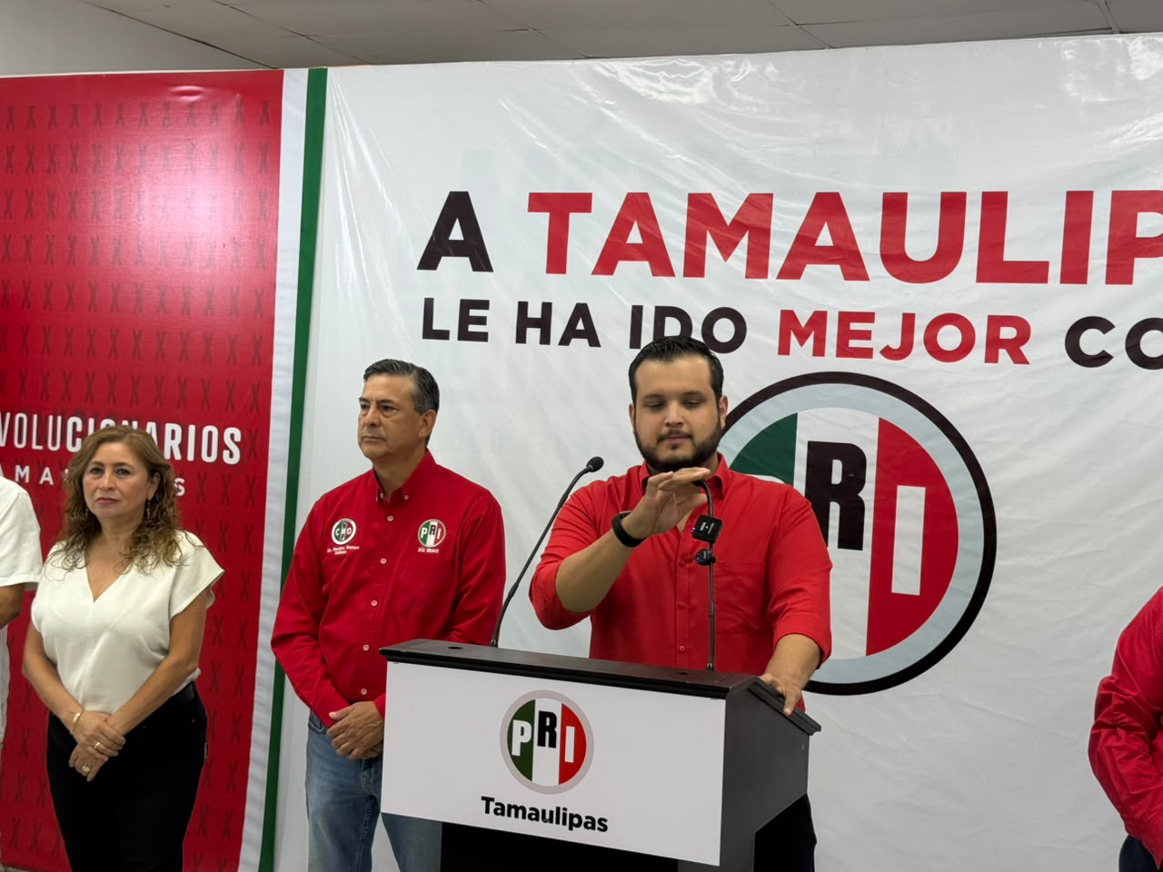 Líder del PRI muestra botella de agua turbia: así llega el servicio a Río Bravo