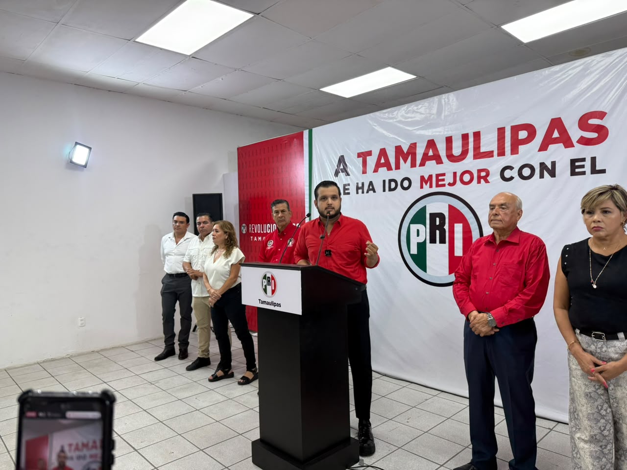 Líder del PRI muestra botella de agua turbia: así llega el servicio a Río Bravo