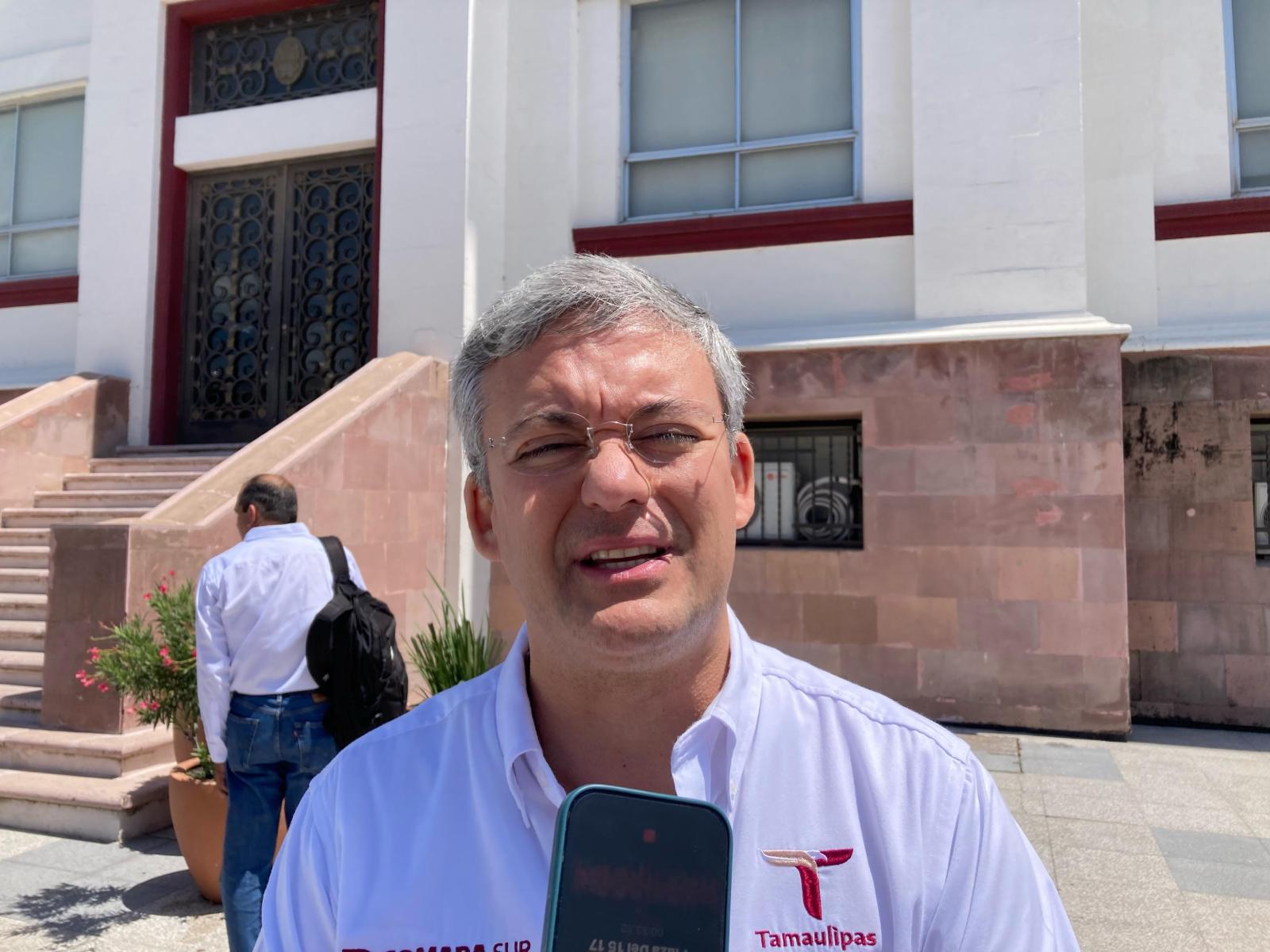 Gerente de Comapa Sur Francisco José González Casanova durante entrevista en Ciudad Victoria sobre corrupción y crisis financiera en Tamaulipas