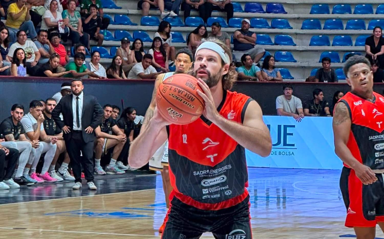 Jugadores de CorreBasket UAT en acción durante partido de la Liga Caliente.mx LNBP