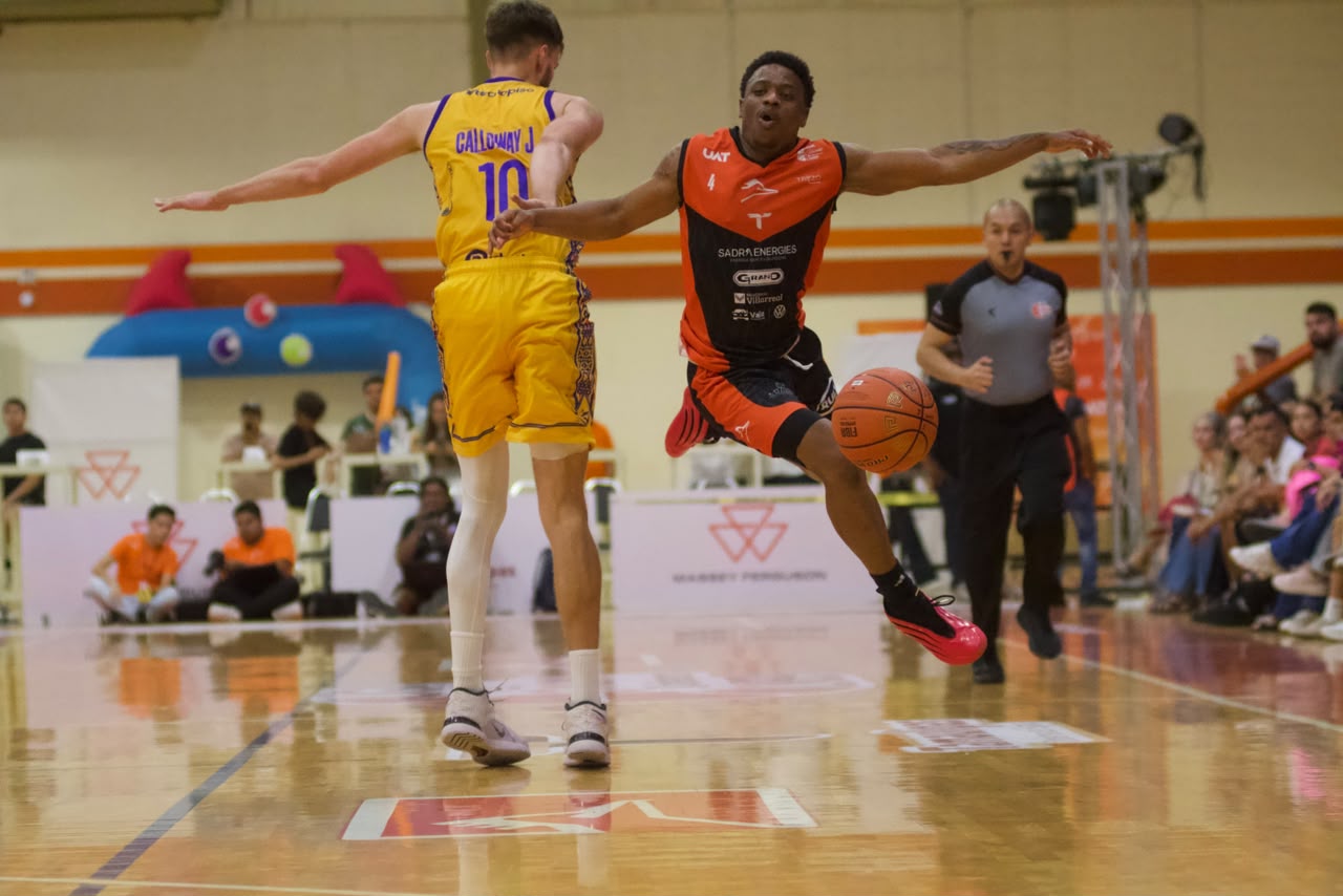 Jugadores de CorreBasket UAT en acción durante partido de la LNBP 2026