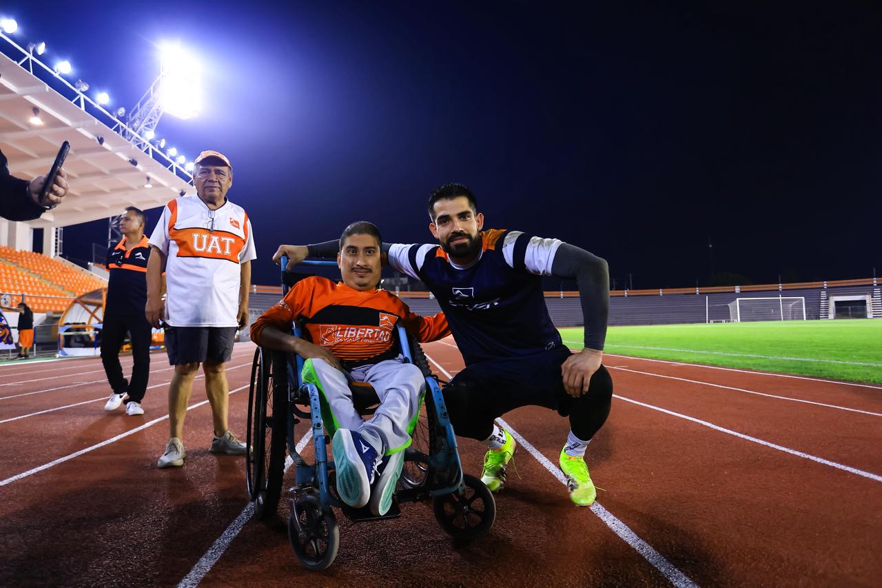 Aficionados de Correcaminos UAT en el Estadio Marte R. Gómez durante la actividad Leales Contigo