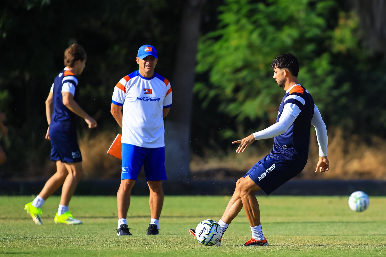 Jugadores de Correcaminos UAT en entrenamiento previo a su debut en casa ante Tepatitlán en el Torneo Apertura 2026