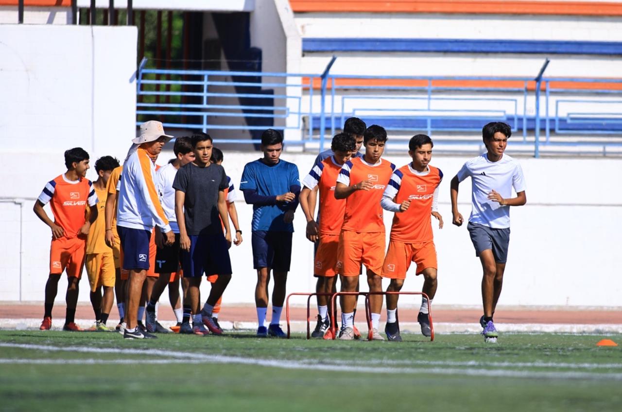 Jugadores de Correcaminos TDP en pretemporada en el estadio Eugenio Alvizo Porras de Ciudad Victoria, Tamaulipas