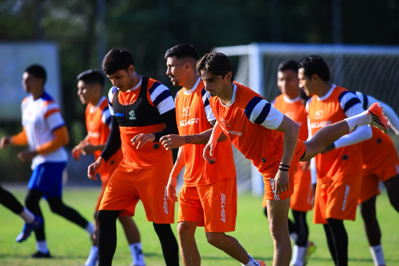 Jugadores de Correcaminos UAT en sesión de entrenamiento en el Centro de Formación antes de enfrentar a Leones Negros en el Apertura 2026