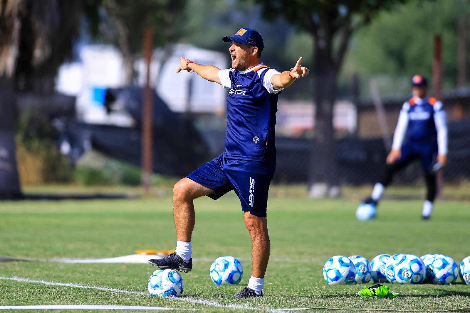 Jugadores de Correcaminos UAT en entrenamiento de pretemporada bajo las órdenes de Gabriel Pereyra en Ciudad Victoria