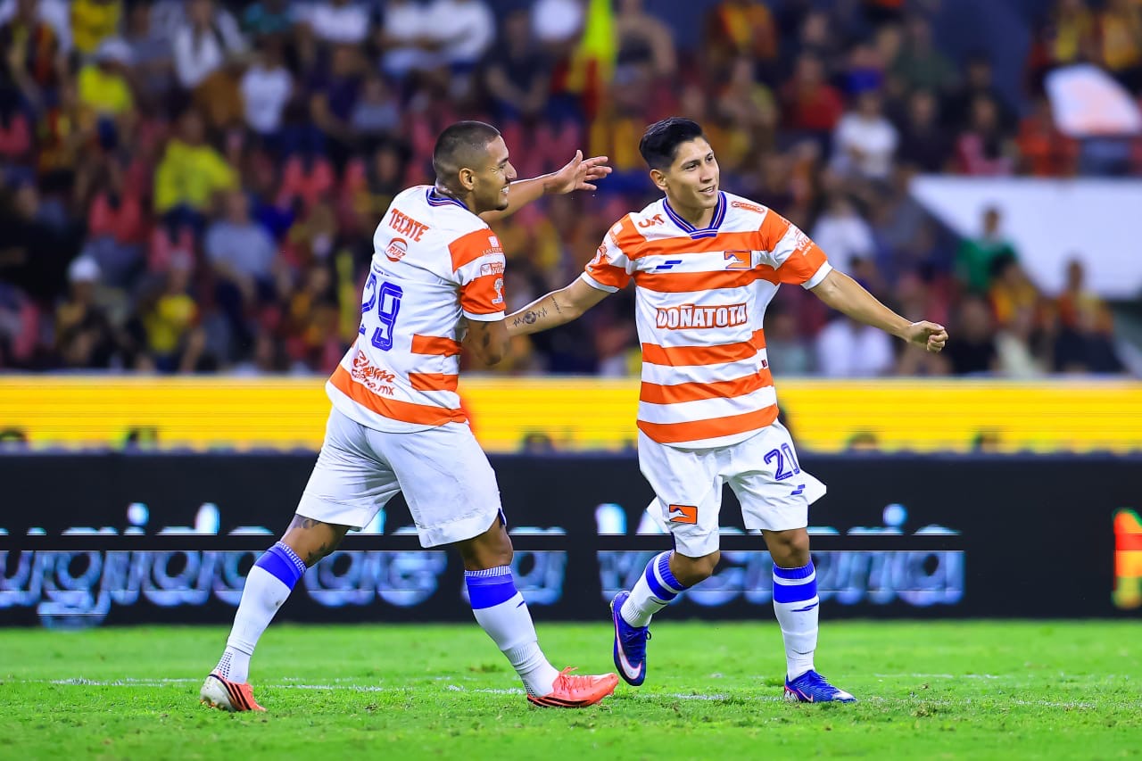Jugadores de Correcaminos de la UAT celebran el triunfo 3-1 sobre Leones Negros en el Estadio Jalisco durante el Apertura 2026