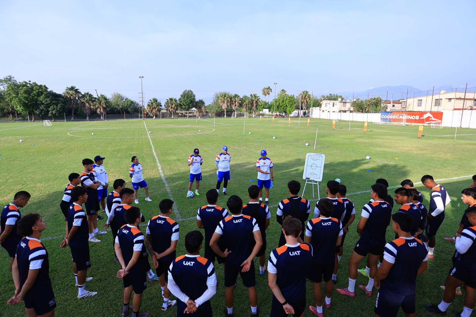 Jugadores de Correcaminos UAT entrenando en el Estadio Marte R. Gómez antes del duelo contra Sporting de Costa Rica