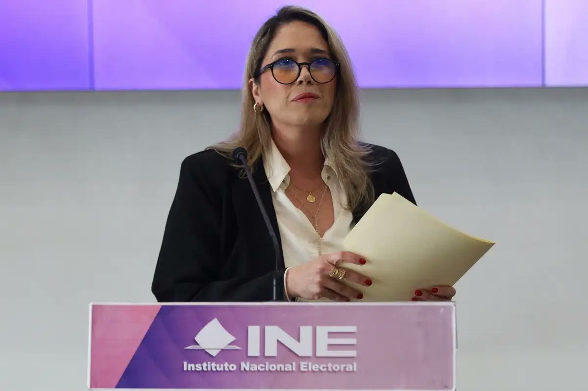 Nueva credencial INE con identidad de género autopercibida, opciones H, M y NB visibles en el documento electoral mexicano