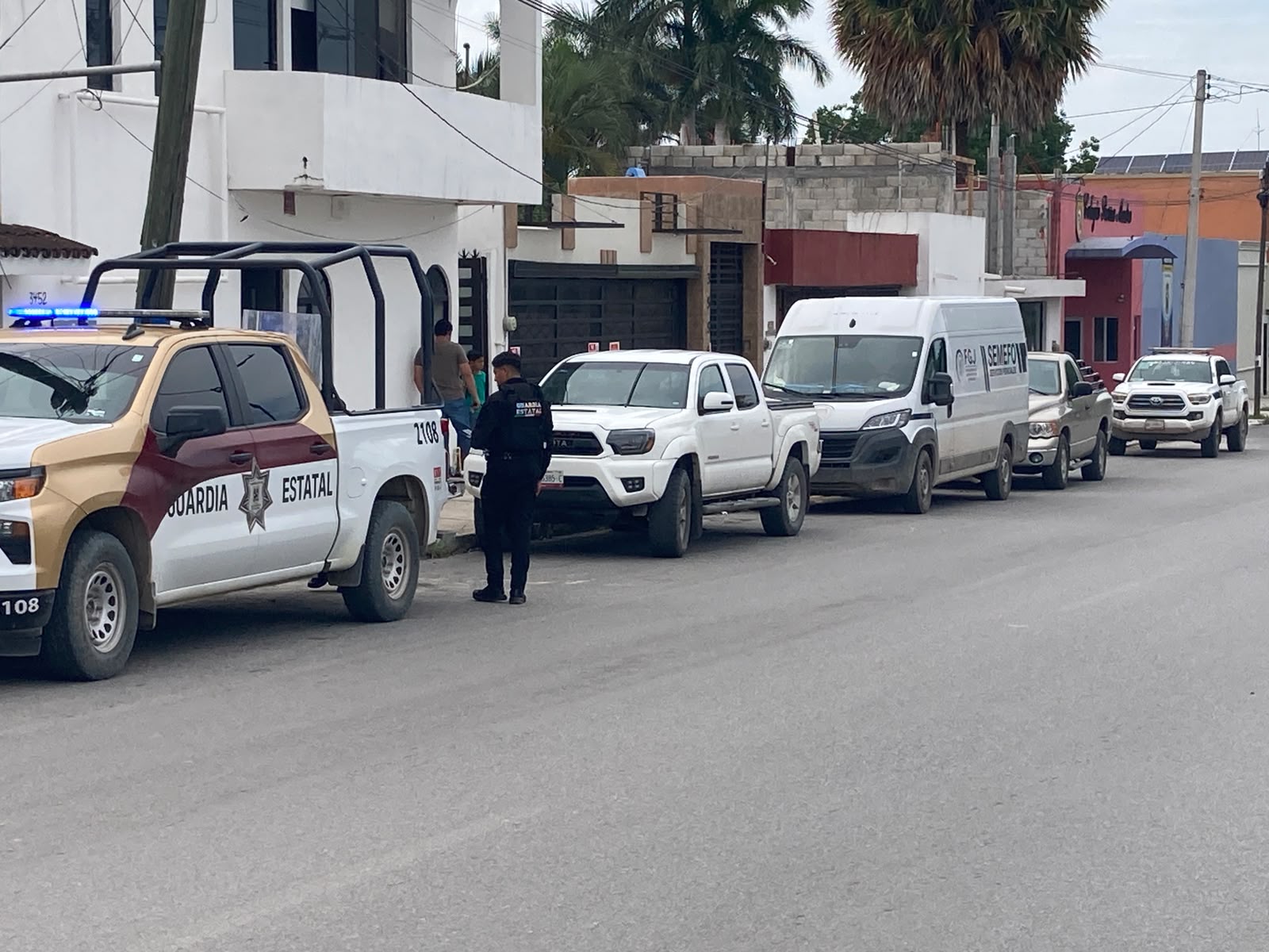 Peritos de Servicios Periciales procesan la escena donde fue hallado un cuerpo en una vivienda de Ciudad Victoria