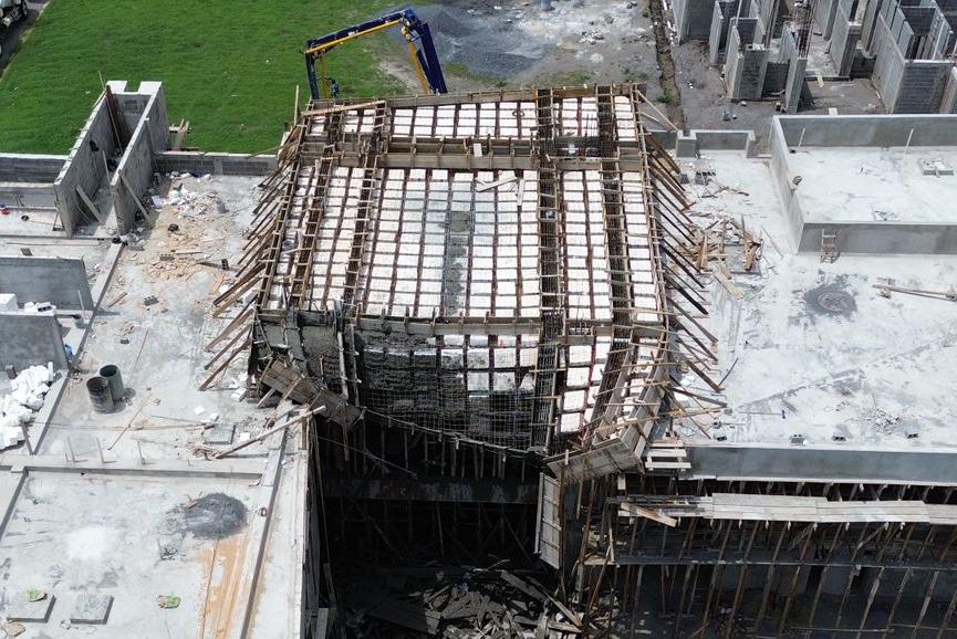 Derrumbe de losa en construcción en Residencial Los Lagos, Ciudad Victoria, Tamaulipas, con obreros lesionados y equipos de rescate en el lugar.