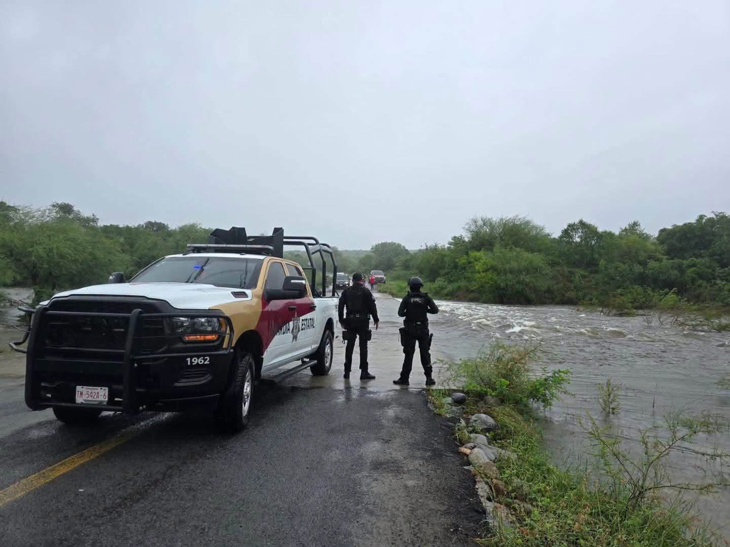Río desbordado cierra parcialmente la carretera entre San Carlos y Ejido Tres Palos
