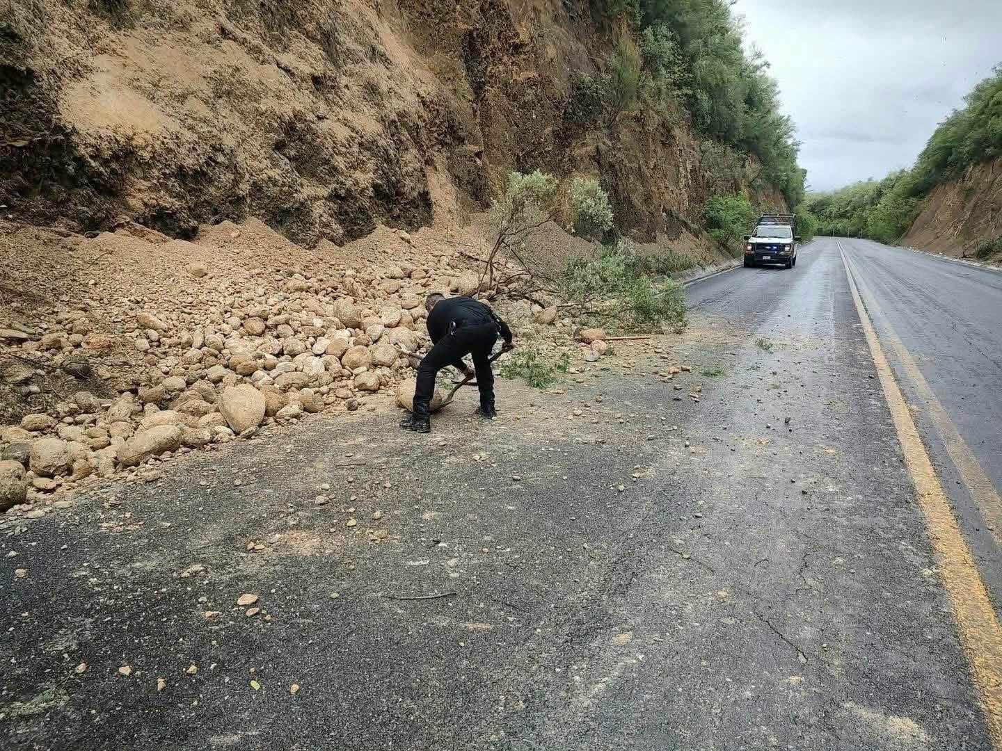 Lluvias provocan deslave y cierran parcialmente la Victoria–Monterrey