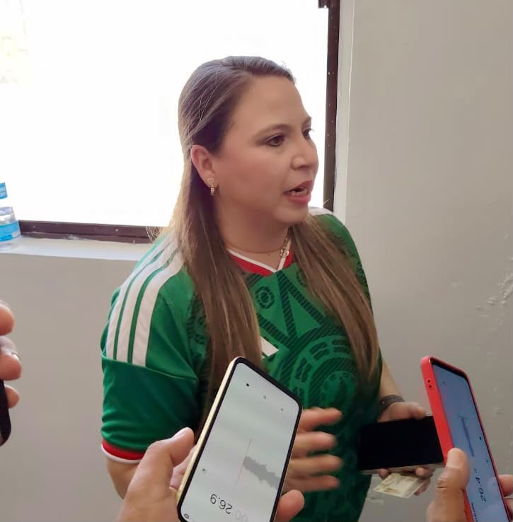 Gloria Garza Jiménez emite su voto en la elección interna del PAN Tamaulipas en Ciudad Victoria