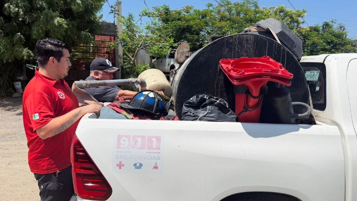 Elementos del Cuerpo de Bomberos atienden reporte de fuga de gas en la colonia Vamos Tamaulipas