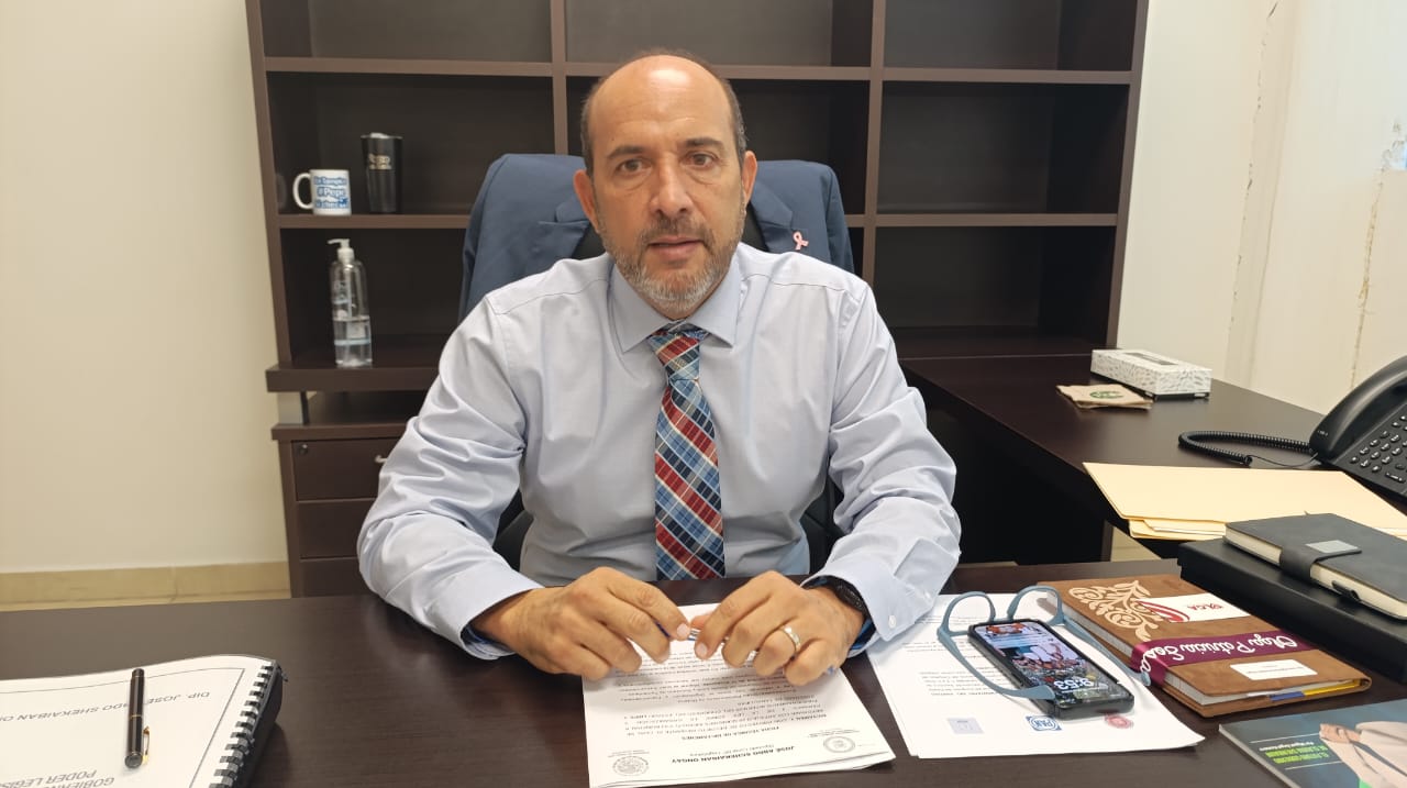 Poste de alumbrado público con panel solar en municipio de Tamaulipas, iniciativa de energía solar del Congreso del Estado
