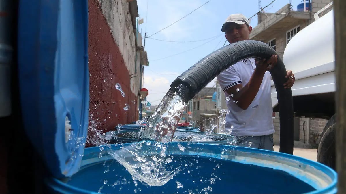 Tinaco de agua en colonia de Tamaulipas durante temporada de escasez de agua en verano 2026