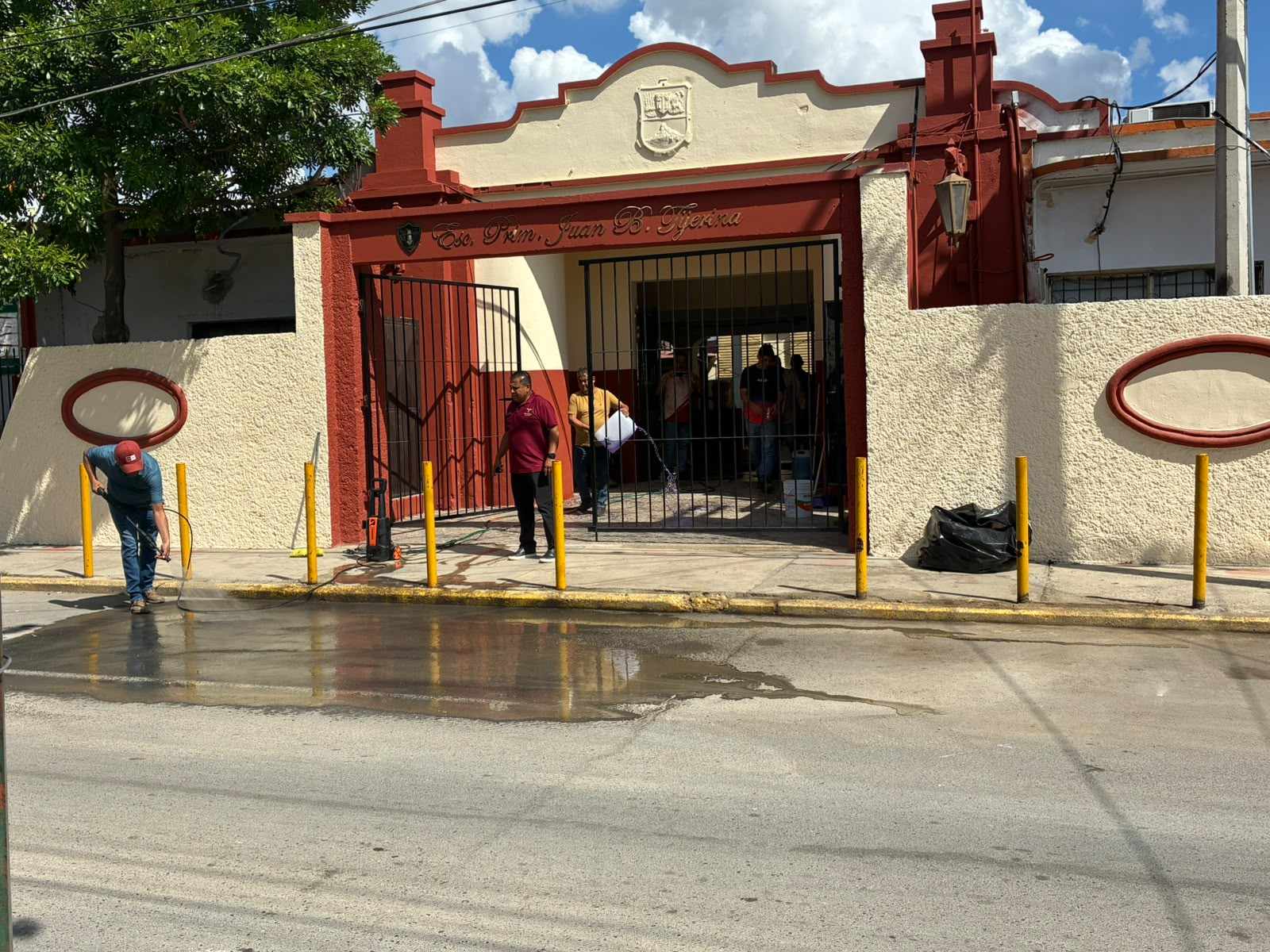 Escuela primaria Juan B. Tijerina reanudaría clases el jueves tras limpieza por derrame de aceite