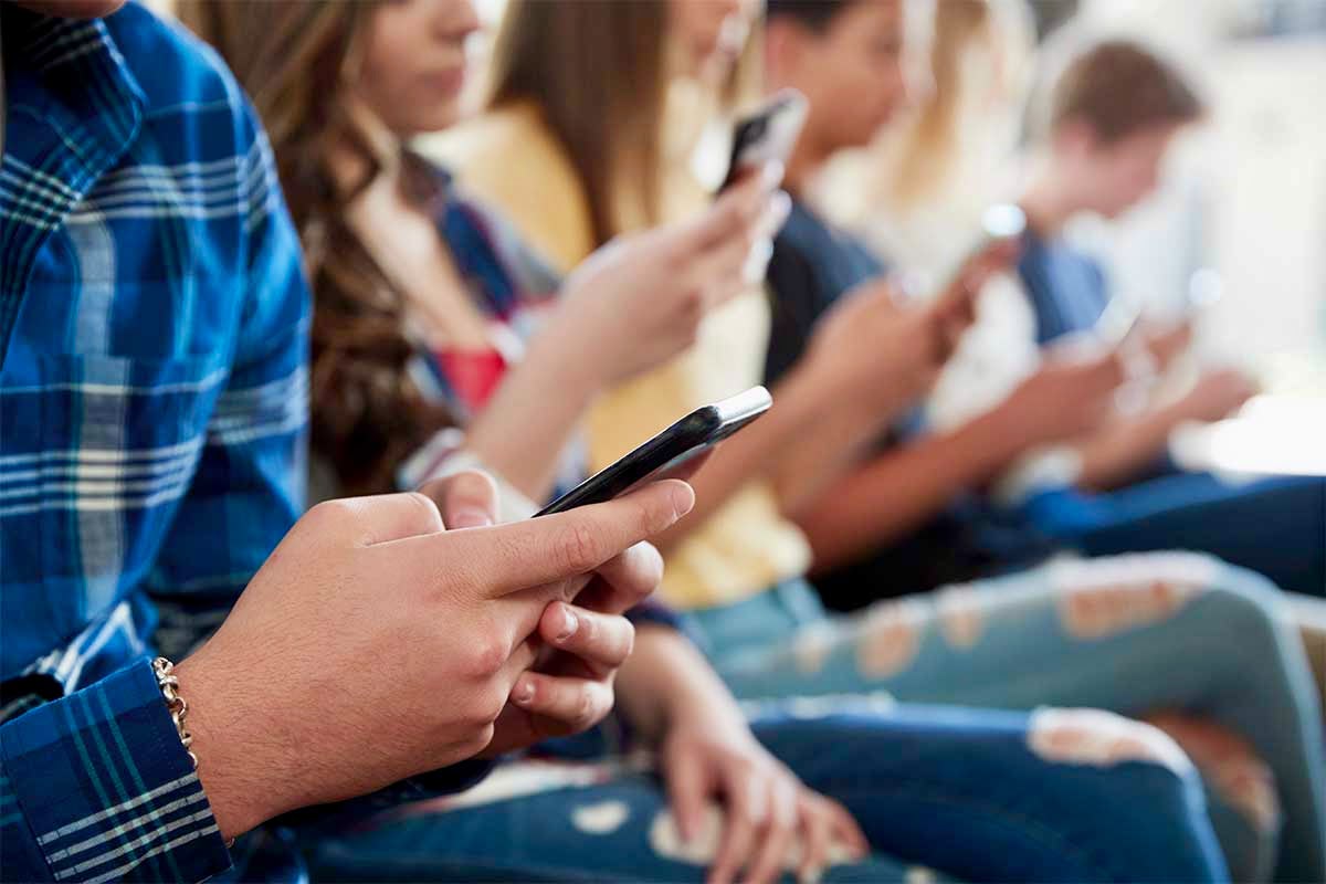 Foros SEP sobre celulares en aulas excluyen a la Unión Nacional de Padres de Familia