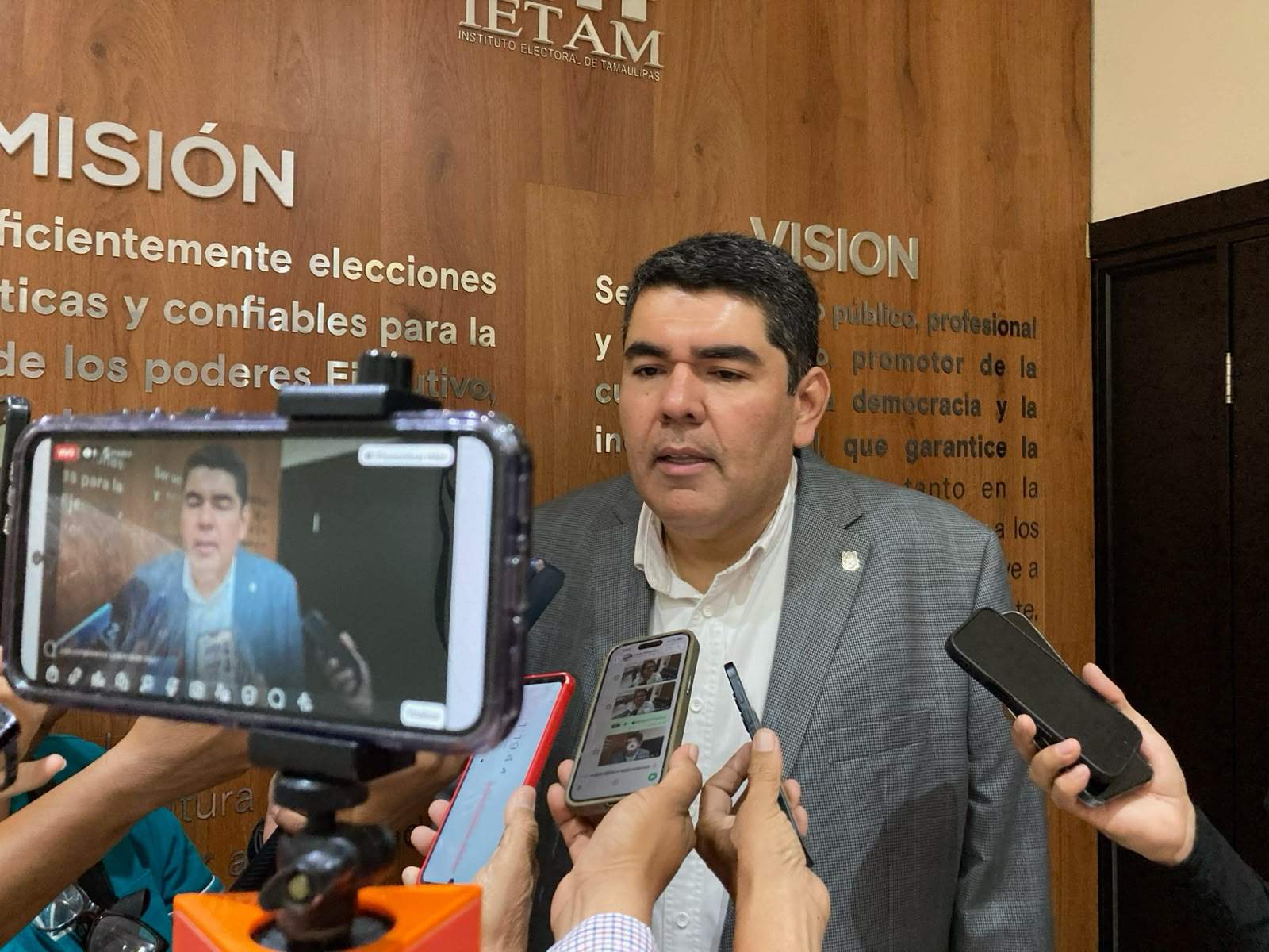 Doble nacionalidad y estatus legal complican aspiraciones políticas de García Cabeza de Vaca