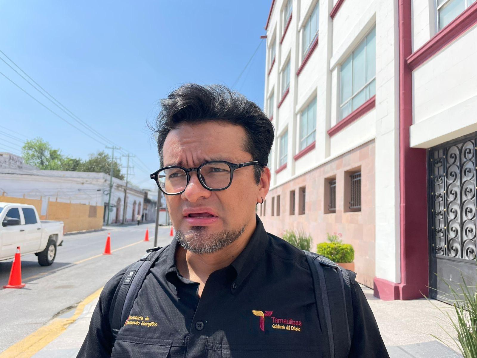 Inspector revisa dispensadores en gasolinera de Tamaulipas durante operativo de la Secretaría de Desarrollo Energético sobre irregularidades en gasolineras en Tamaulipas