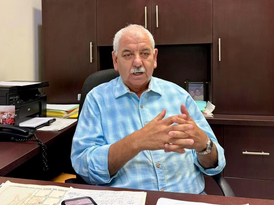 Ganadero revisando ganado bovino en Tamaulipas en contexto de la plaga de gusano barrenador