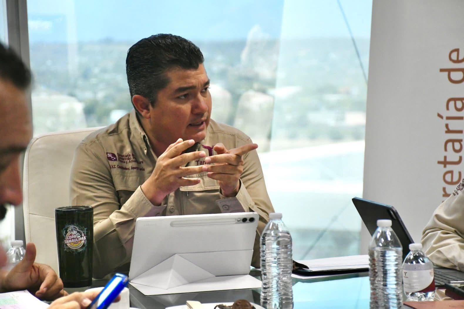 Técnico revisando ganado por gusano barrenador en Tamaulipas
