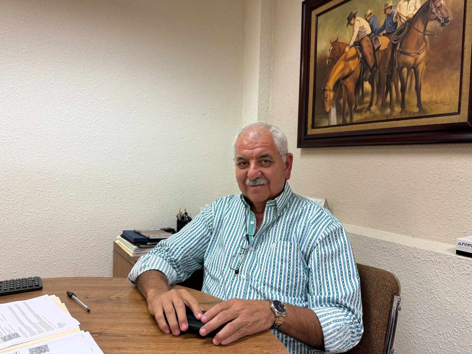 Productor ganadero aplica pipeta de Exzolt en becerro recién nacido para prevenir gusano barrenador en Tamaulipas