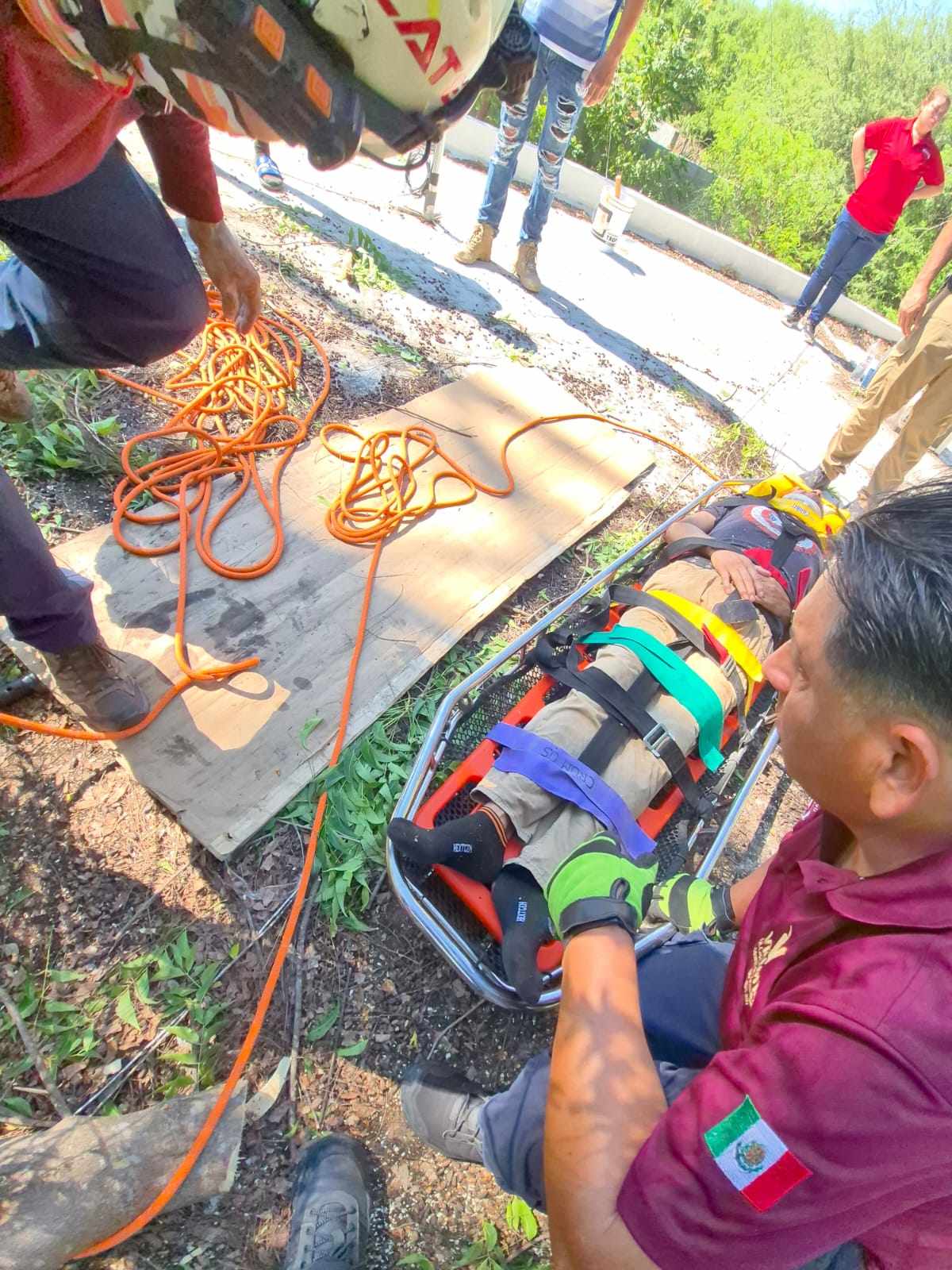 Hombre resulta herido tras caer de árbol sobre techo en Victoria