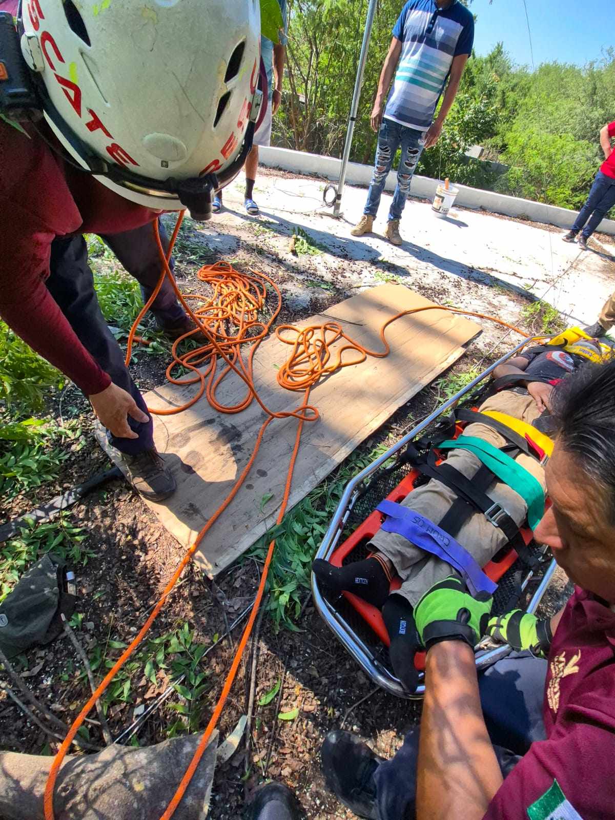 Hombre resulta herido tras caer de árbol sobre techo en Victoria