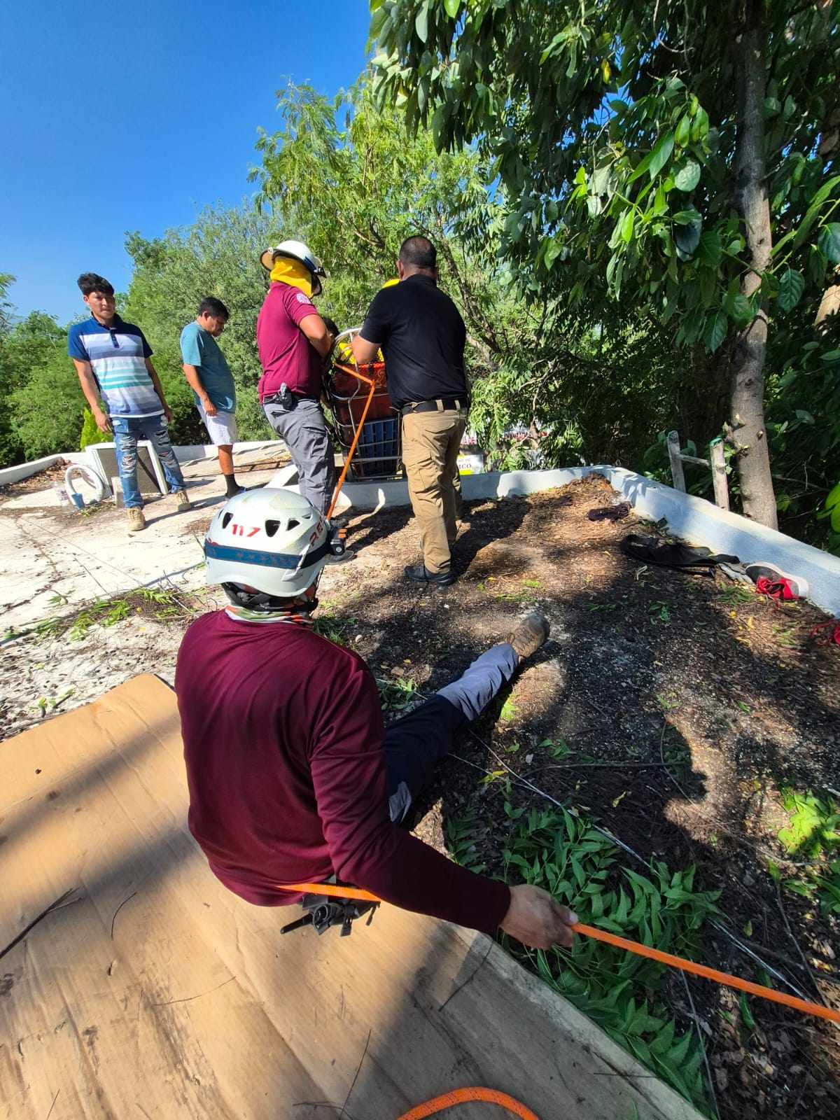 Hombre resulta herido tras caer de árbol sobre techo en Victoria