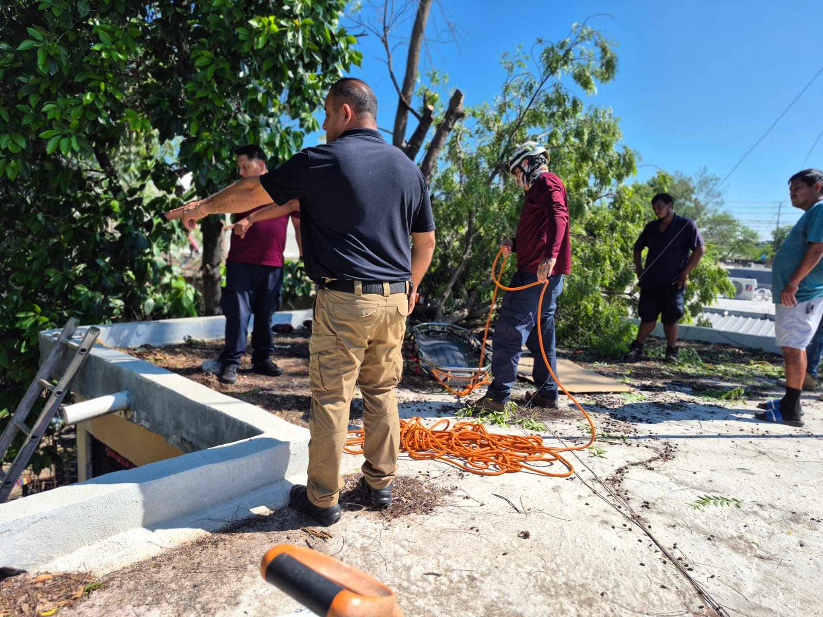 Hombre resulta herido tras caer de árbol sobre techo en Victoria