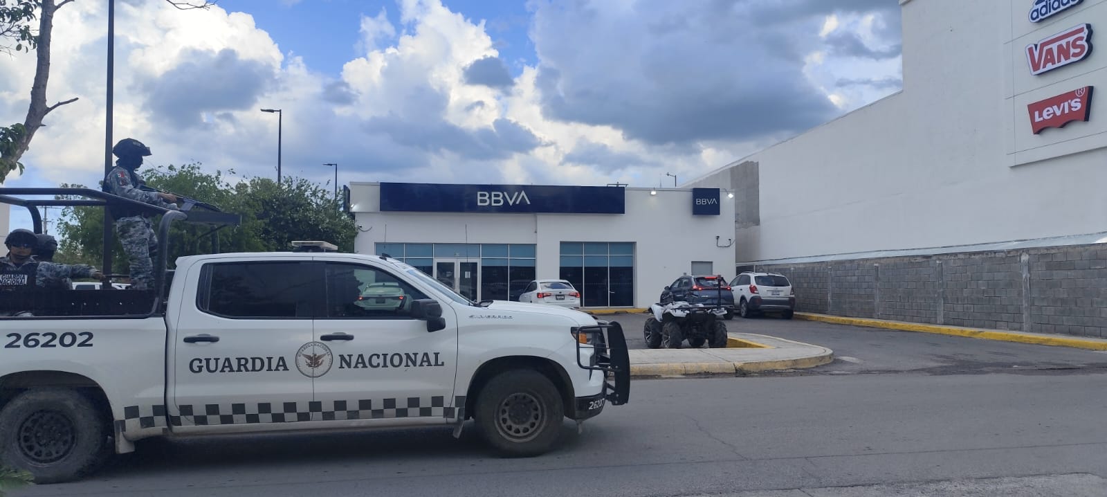 Hombre presuntamente extorsionado es rescatado en banco de Victoria
