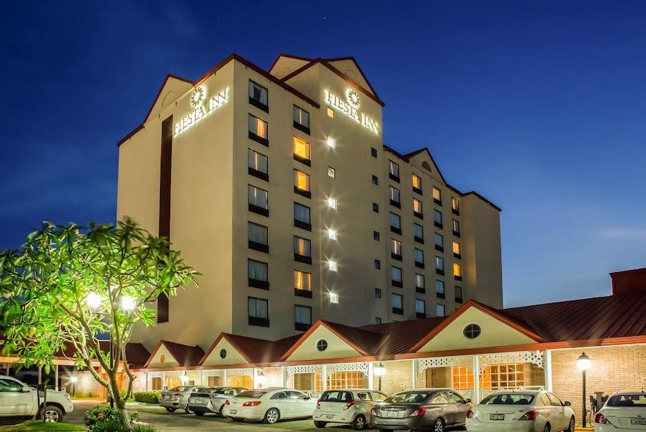 Fachada de hotel y restaurante en Tamaulipas, representando el crecimiento de hoteles y restaurantes en Tamaulipas según el INEGI en mayo 2026