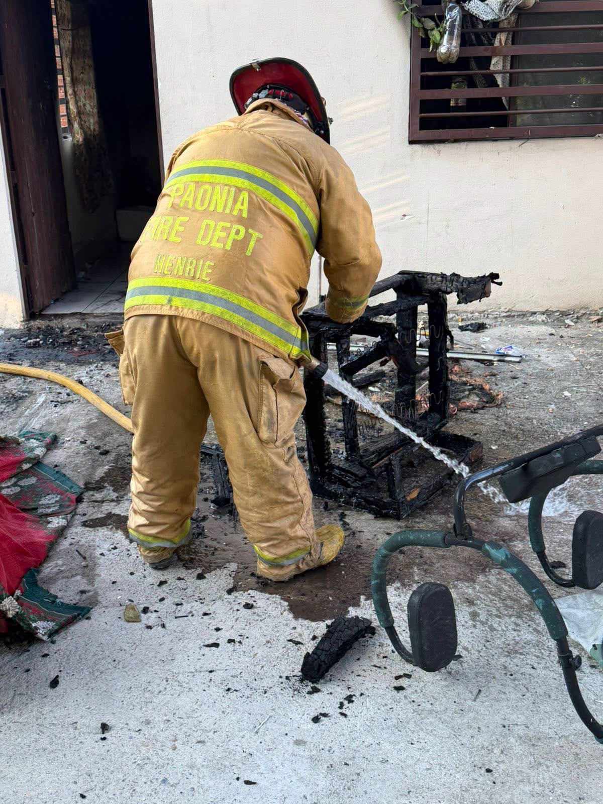 Bomberos sofocando incendio en casa habitación de la colonia Mainero