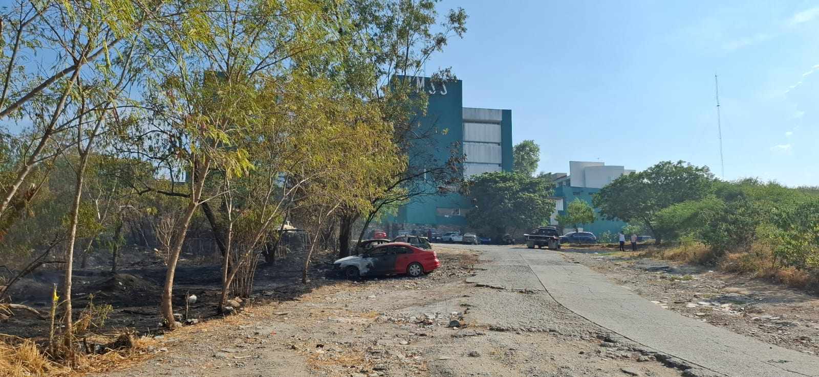 Incendio en estacionamiento del IMSS deja 7 vehículos afectados