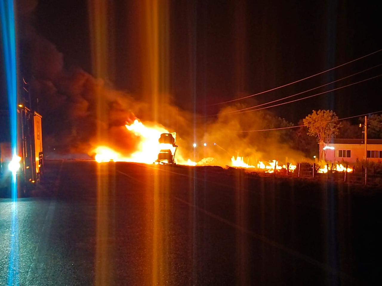 Incendio de tractocamión con BMW cierra carretera Rumbo Nuevo
